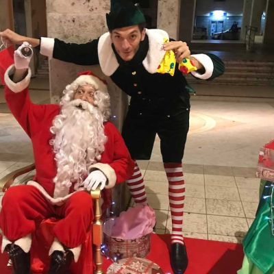 Babbo Natale con Elfo sotto il portone di casa